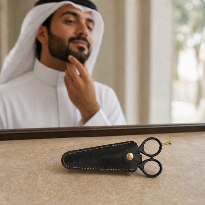 A man wearing a Saudi thobe with the scissors stored in their black pouch