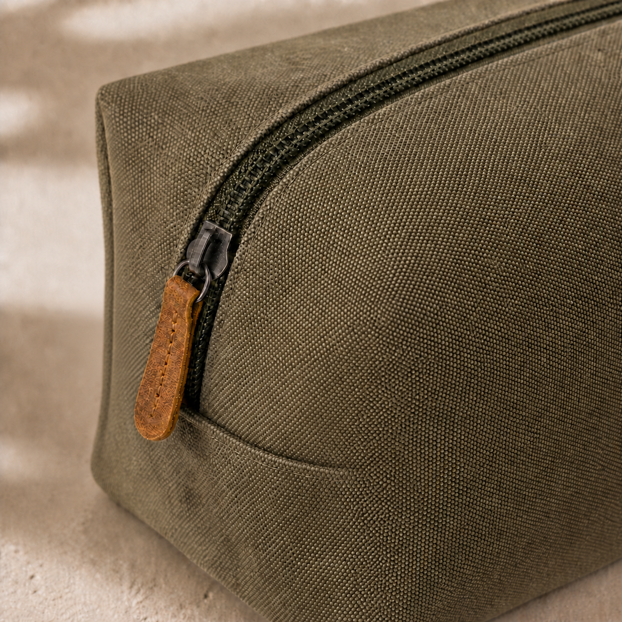 Diggn'It Men's Travel Bag canvas, stitching, zipper and leather pull detail