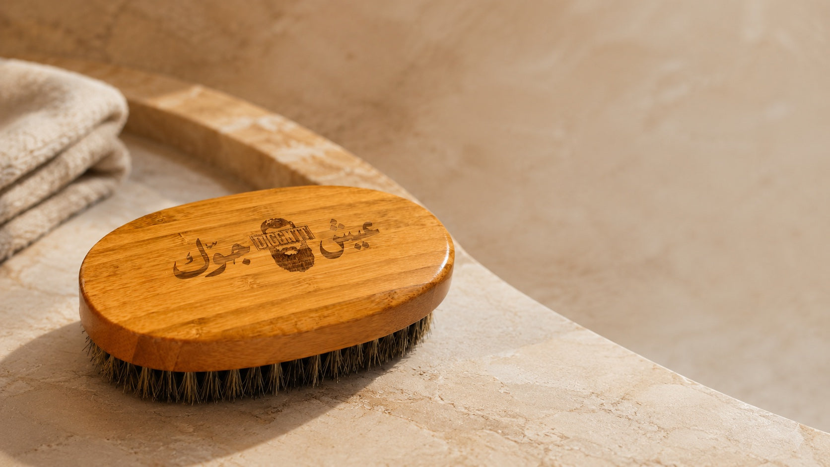 فرشاة لحية بامبو من DiggnIt على سطح حجري دافئ