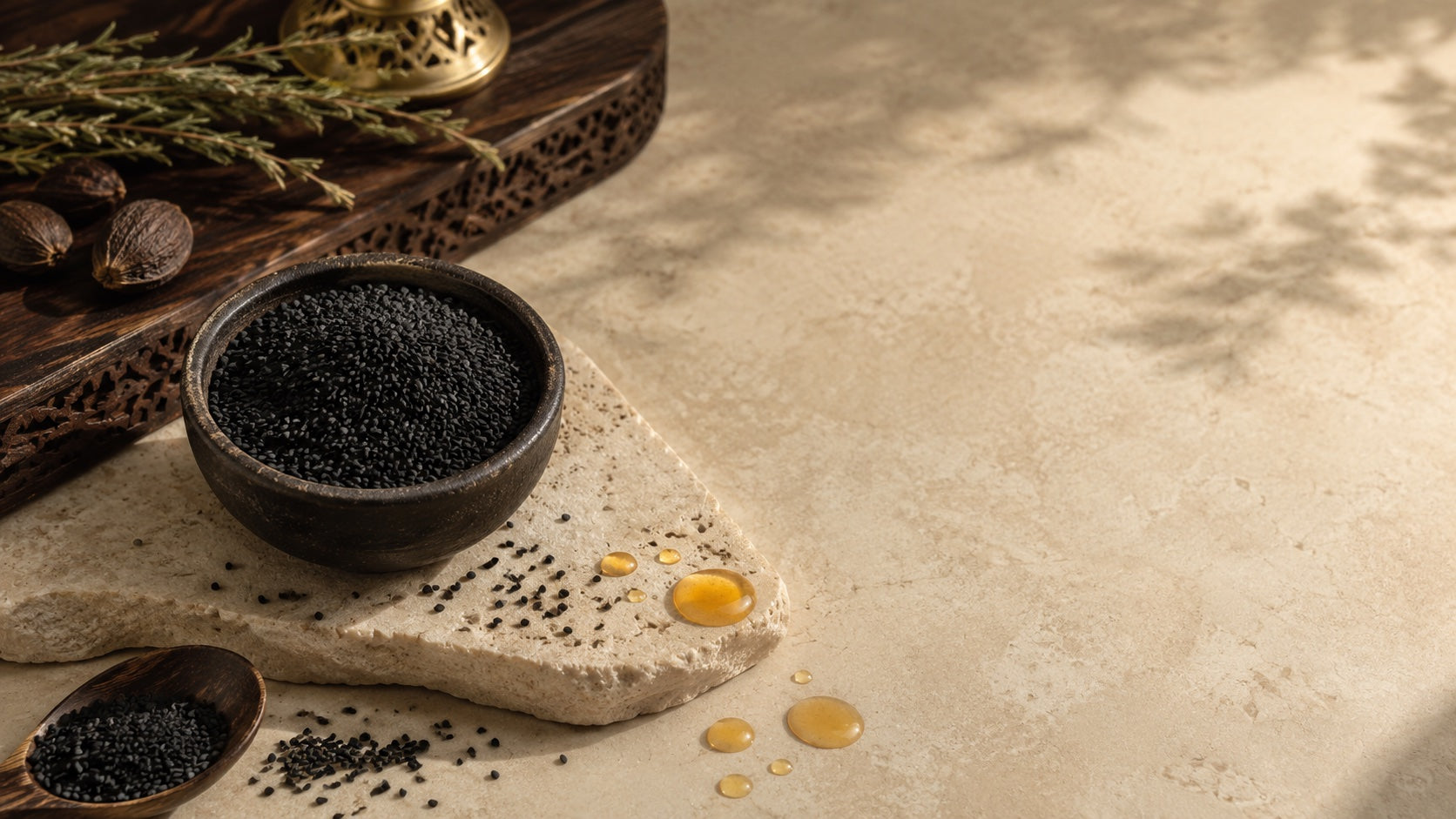 الحبة السوداء مع قطرات زيت على سطح حجري